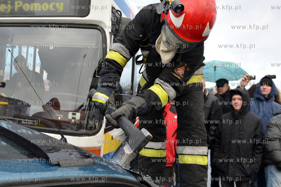 Gdynia. Molo Poludniowe. Pokaz ratownictwa medycznego...