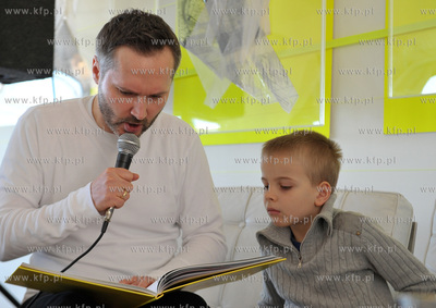 Sopot. Zatoka Sztuki. Jaroslaw Walesa czyta dzieciom...
