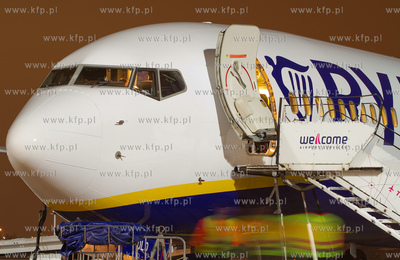 Zima na gdanskim lotnisku. Nz. Boeing 737 Rayanair...