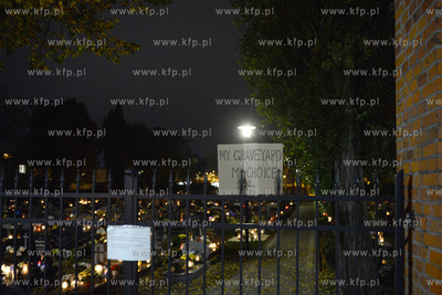 Cmentarz w Redzie przy ul. Gdanskiej. Na bramie cmentarza...