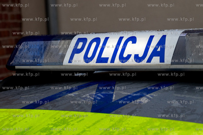 Świetlny napis mieszczony na dachu samochodu policyjnego....