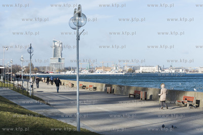 Gdynia. Bulwar nadmorski. W tle Sea Towers.13.02.2019...