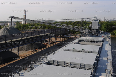 Do Gdańska przyplynal statek BULKNES z kruszywem pod...