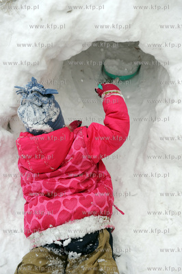 Zima znowu atakuje. Dzieciaki kopia tunele w sniegu.28.01.2010fot....
