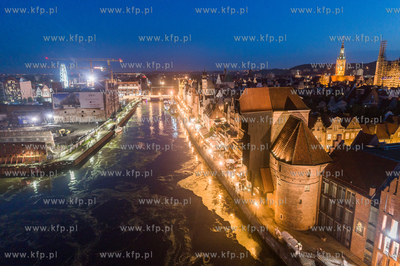 Gdańsk, Główne Miasto, zabytkowy Żuraw, po lewej...
