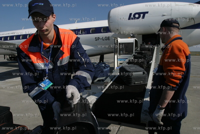 Port lotniczy w Gdansku Rebiechowie. Przed terminalem...