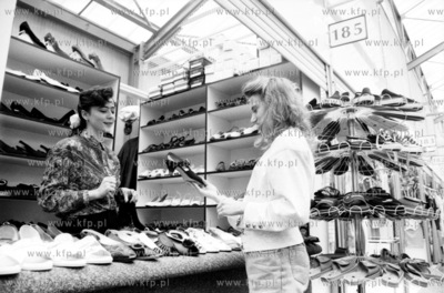 Stoisko z damskimi butami w hali kupcow gdanskich Gildia...