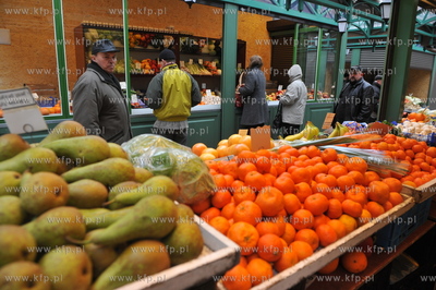 Nowe stragany owocowo - warzywne na Placu Dominikanskim...