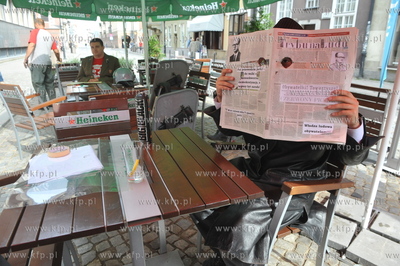 Gazeta Rock Cafe na ulicy Tkackiej w Gdansku. Jeden...