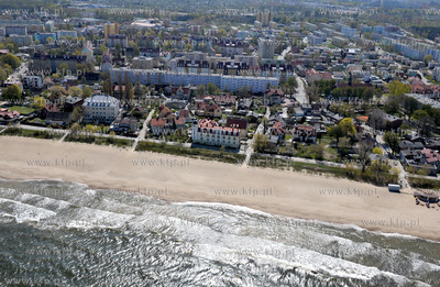 Gdansk Brzezno z lotu ptaka. Na pierwszym planie domy,...