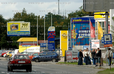 Gdansk Oliwa.  Sklepy, zaklady uslugowe i motoryzacyjne...