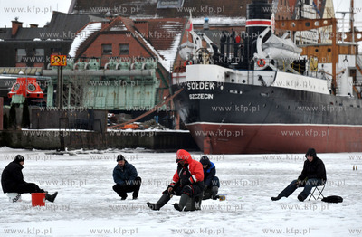 Wedkarze lowia ryby na zamarznietej Motlawie. 18.02.2012...
