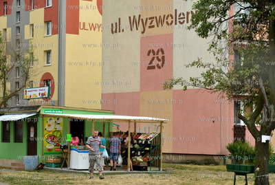 Gdansk Nowy Port. Osiedlowy maly sklepik na ul. Wyzwolenia....
