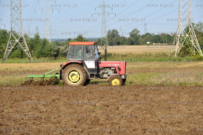 Orka na polu w Leznie na Kaszubach przy drodze w kierunku...