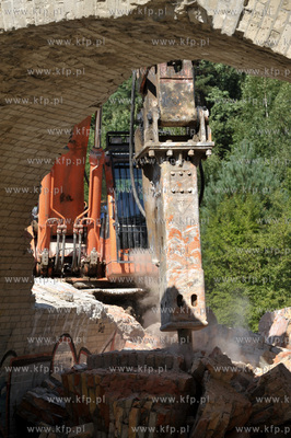 Wyburzanie ostatniego starego wiaduktu dawnej trasy...