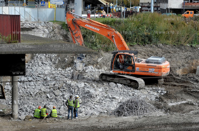 Wyburzanie fragmentu wiaduktu na ul. Armii Krajowej...