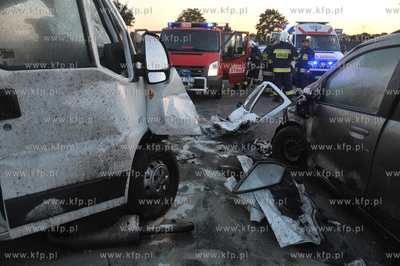 Wypadek czterech samochodow w tym ciezarowego i dostawczego...