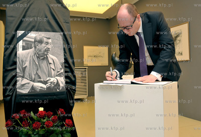 W Gdańskiej Galerii G ntera Grassa zostala wyłożona...