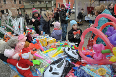 Jarmark Swiateczny na placu Mariackim przy kosciele...