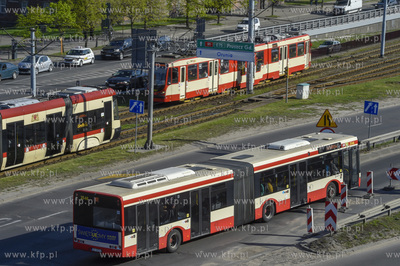 Tramwaje i autobus na ul. Okopowej w okolicy budynku...