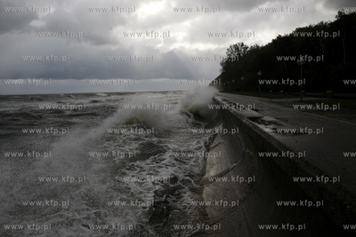 Gdynia. Bulwar nadmorski. Sztorm na Zatoce Gdanskiej....