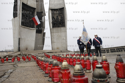 Gdansk. Pomnik Poleglych Stoczniowcow. Stoczniowcy...