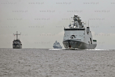 Do gdyńskiego portu wpływają okręty wojenne,  które...