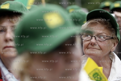 Protest dzialkowcow pod Urzedem Wojewodzkim w Gdansku.
Protestujacy...