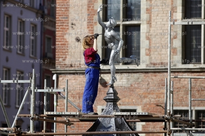 Montaz odrestaurowanej figury Hermesa na na przedprozu...