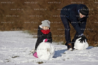 Lepienie balwana w parku Reagana w Gdansku. 01.02.2015...
