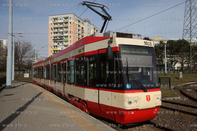 Tramwaj Alstom NGd99 linii 11 na pętli Gdańsk Zaspa....