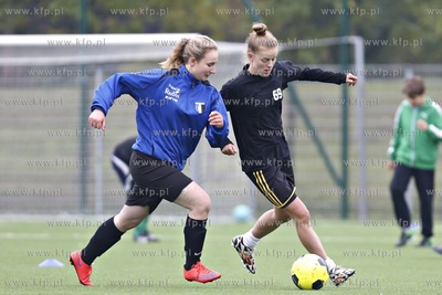 Gdansk Zaspa. Pilkarski turniej dzikich druzyn Do przerwy...