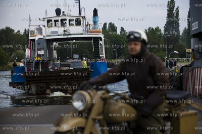 Jedne z ostatnich przepraw przez Martwą Wisłe promem...
