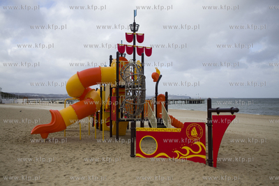 Plac zabaw na plaży w Gdańsku Brzeźnie.
21.02.2017
fot....
