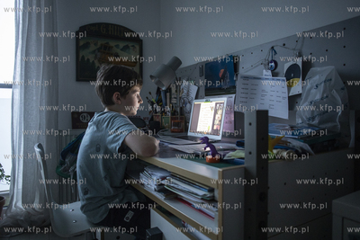 10-letni Janek uczy się zdalnie języka angielskiego...