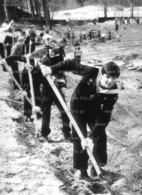 Czyn spoleczny uczniow Liceum Morskiego w Gdyni. 05.1975...