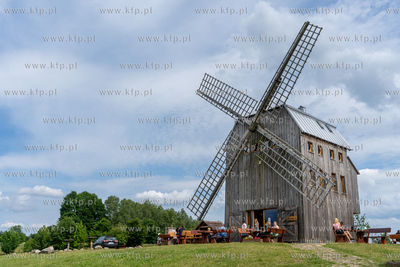 Wiatrak koźlak w Ręboszewie na górze Sobótka. 01.07.2023...