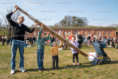 Ogląganie cześciowego, 13% zaśmienia słońca na...