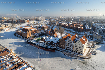 Spacerowicze na skutej lodem Motławie w Gdańsku....