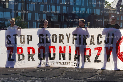 Gdańsk, Plac Solidarności. Demonstracja, pod hasłem...
