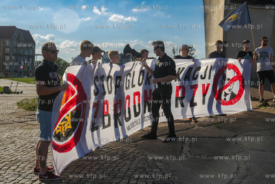 Gdańsk, Plac Solidarności. Demonstracja, pod hasłem...