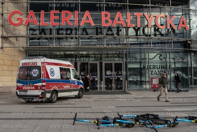 Karetka pogotowia pod Galerią Bałtycką. 12.03.2020...