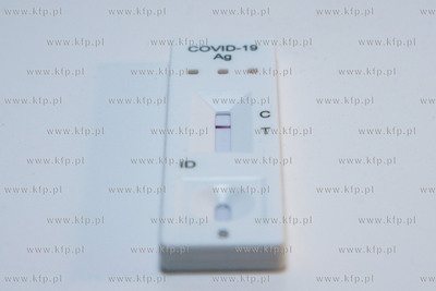 Wymazowy test antygenowy w kierunku COVID-19. Nz. Test...