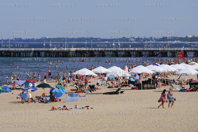 Sopot, plaża.  Nz. Tłum plażowiczów.  25.07.2022...