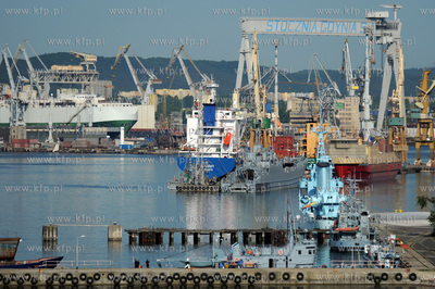 Port w Gdyni. Widok z promu Stena Baltica. Nz. Stocznia...