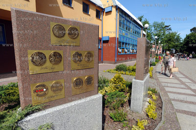 Dziwnow, Aleja Gwiazd Sportu. Marmurowe plyty z replikami...