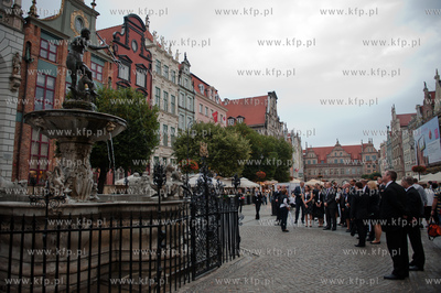 Gdansk. Zielona Brama. Uczestnicy nieformalnego spotkania...