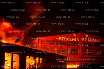 Gdansk. Pozar znajdujacej sie na terenie Stoczni Gdanskiej...