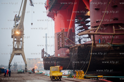 Gdansk. Stocznia Remontowa. Wydokowana do remontu platforma...