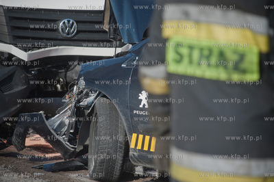 Gdansk. Ul. Piotrkowska. Zderzenie czolowe busa oraz...